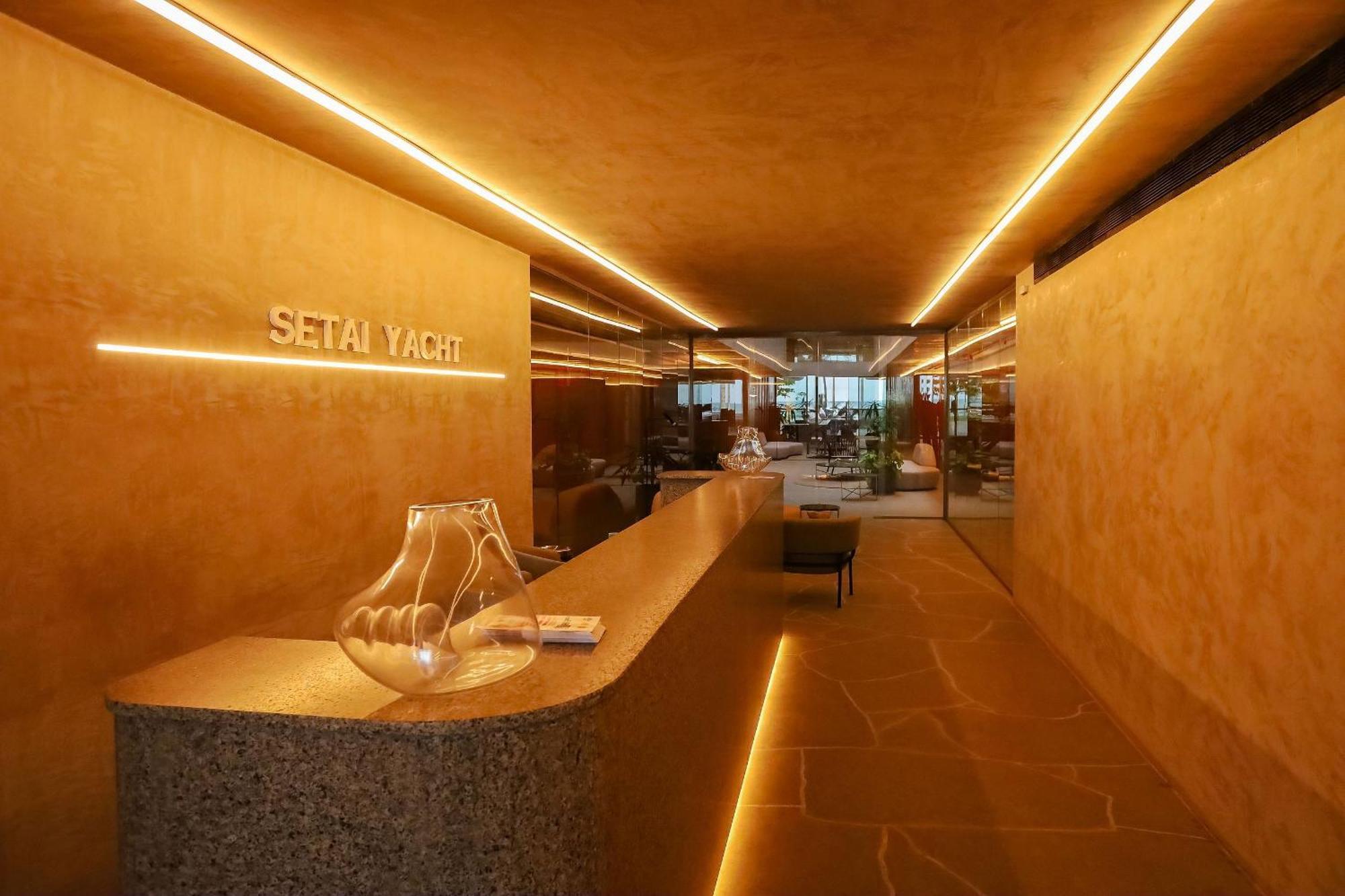 Setai Yacht Premium - By Almare Flats *